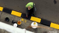 Sejumlah pekerja melakukan pengecatan pada pembatas jalan di Tol JORR Jati Asih, Bekasi, Kamis (07/09/3017).