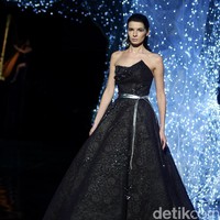 Koleksi terbaru dari desainer Hian Tjen yang mengusung tema Magellani yang bertempat di Ballroom Raffles Hotel, Jakarta, Rabu (6/9/2017) [Foto: Mohammad Abduh/Wolipop].