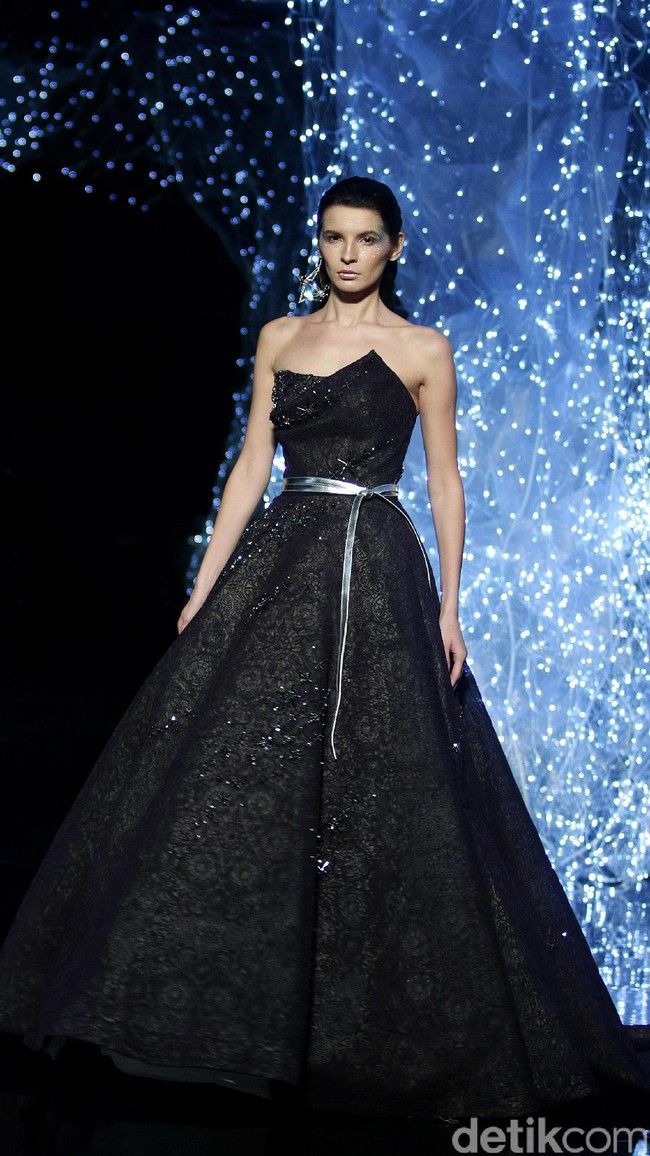 Koleksi terbaru dari desainer Hian Tjen yang mengusung tema Magellani yang bertempat di Ballroom Raffles Hotel, Jakarta, Rabu (6/9/2017) [Foto: Mohammad Abduh/Wolipop].