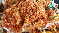 Ada versi kupat tahu Bandung. Kacang yang ditumbuk ditaburkan di atas kupat tahu dan tahunya pake tahu Bandung yang kuning lembut. Raos pisan!Foto: Istimewa