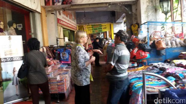 Suasana PKL di sepanjang Jalan Malioboro di hari biasa. 