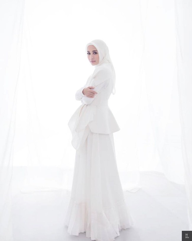 Ini merupakan busana rancangan dari desainer Eridani atau lebih akrab disapa Eri. Potongan yang serba putih cocok dipakai Laudya Cynthia Bella saat akad nikah nanti. Mungkinkah baju ini menjadi salah satu gaun pengantinnya dengan Engku Emran? Foto: Dok. Instagram @laudyacynthiabella