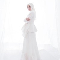 Ini merupakan busana rancangan dari desainer Eridani atau lebih akrab disapa Eri. Potongan yang serba putih cocok dipakai Laudya Cynthia Bella saat akad nikah nanti. Mungkinkah baju ini menjadi salah satu gaun pengantinnya dengan Engku Emran? Foto: Dok. Instagram @laudyacynthiabella