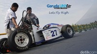Tim Garuda UNY dengan mobil formula FG-17 tampil cekatan dengan berhasil menyelesaikan proses TI dalam satu hari saja.  Foto: Garuda UNY Team