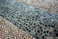 Lantai jembatan dibuat dari batu bacan (Wahyu/detikTravel)