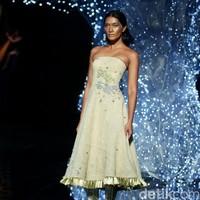 Koleksi terbaru dari desainer Hian Tjen yang mengusung tema Magellani yang bertempat di Ballroom Raffles Hotel, Jakarta, Rabu (6/9/2017) [Foto: Mohammad Abduh/Wolipop].