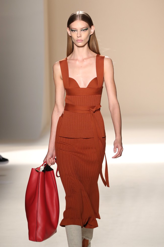 Industri fashion sekarang lebih bersahabat untuk wanita-wanita bertubuh normal, karena kini beberapa rumah mode justru tidak mau mempekerjakan wanita yang terlalu kurus sebagai modelnya. Jauh sebelum aturan itu dibuat, beberapa penampilan model berikut pernah jadi kontroversi karena badannya terlalu kurus.  Foto: Ist.