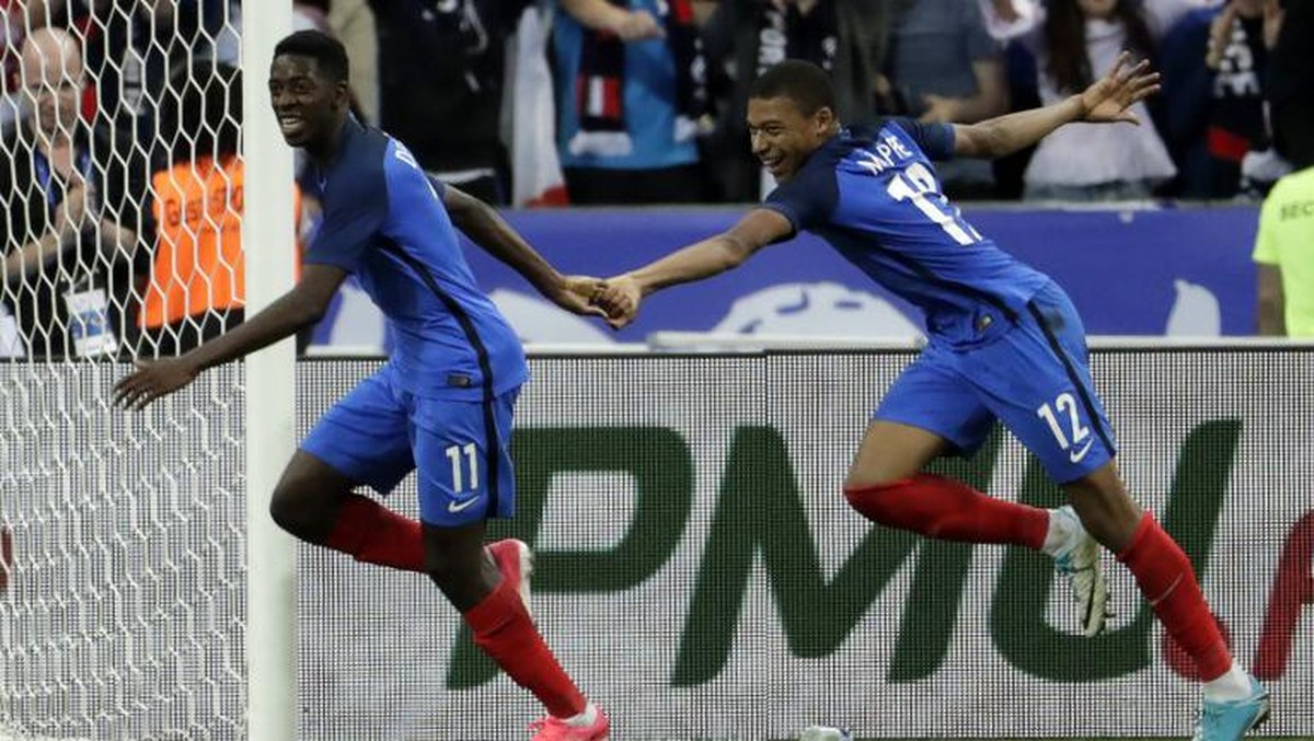 Presiden Barcelona Joan Laporta masih kukuh mengira Ousmane Dembele lebih oke ketimbang Kylian Mbappe. (Foto: Thomas Samson/AFP Photo)