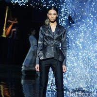 Koleksi terbaru dari desainer Hian Tjen yang mengusung tema Magellani yang bertempat di Ballroom Raffles Hotel, Jakarta, Rabu (6/9/2017) [Foto: Mohammad Abduh/Wolipop].