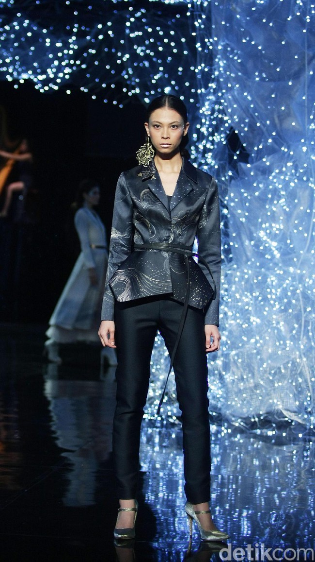 Koleksi terbaru dari desainer Hian Tjen yang mengusung tema Magellani yang bertempat di Ballroom Raffles Hotel, Jakarta, Rabu (6/9/2017) [Foto: Mohammad Abduh/Wolipop].