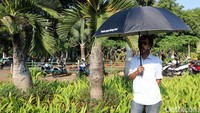 Selain memakai topeng Munir, peserta aksi juga membawa payung warna hitam.