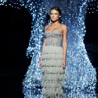 Koleksi terbaru dari desainer Hian Tjen yang mengusung tema Magellani yang bertempat di Ballroom Raffles Hotel, Jakarta, Rabu (6/9/2017) [Foto: Mohammad Abduh/Wolipop].