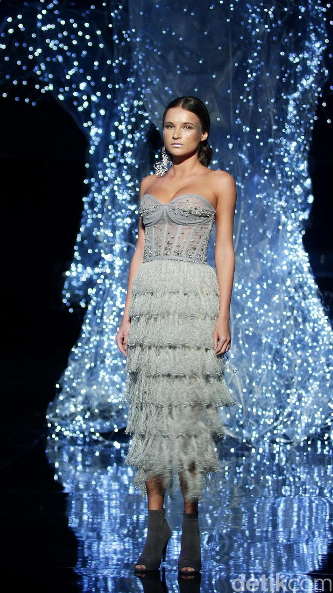 Koleksi terbaru dari desainer Hian Tjen yang mengusung tema Magellani yang bertempat di Ballroom Raffles Hotel, Jakarta, Rabu (6/9/2017) [Foto: Mohammad Abduh/Wolipop].