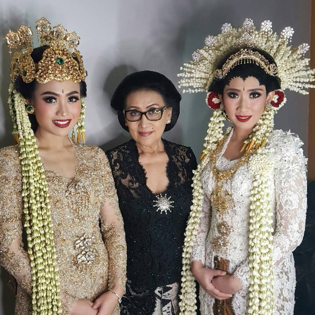 Untuk urusan makeup pengantin dengan adat Jawa dan tradisional, Mamie Hardo sudah tidak diragukan lagi. Selain perias, Mamie Hardo juga dikenal sebagai pemandu adat pernikahan Jawa. Salah satu keahlian Mamie Hardo adalah menciptakan riasan yang membuat sang pengantin manglingi. Foto: Instagram