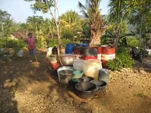Desa di Trenggalek ini Kekeringan, Warga Cari Air Hingga ke Hutan