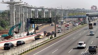Tiang-tiang penyangga jalur LRT telah berdiri tegak.