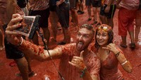 Festival La Tomatina menyisakan keseruan untuk diceritakan di masa depan. Jangan lupa foto-foto ya traveler! (Heino Kalis/Reuters)