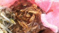 Jika ke pasar Gempol, pastikan mencicipi kupat tahu ini. Kuah kacangnya kental, pedas manis dengan ciri khas kerupuk kanji merah yang renyah.Foto: Istimewa