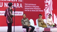 Kode dari Iriana kepada Jokowi untuk membetulkan rambut yang tidak rapi. Foto: Screenshot YouTube