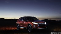 Pada 2017 lalu, Mitsubishi meluncurkan mobil dengan cara yang lain daripada yang lain, tepat di bawah gerhana matahari. Hal itu dilakukan Mitsubishi karena mobil yang mereka luncurkan namanya gerhana, alias Eclipse Cross. Foto: Mitsubishi