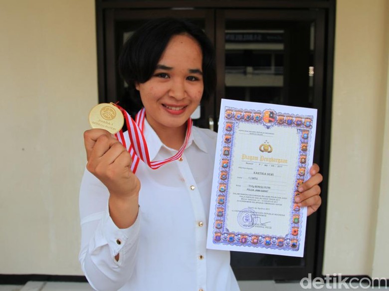 Polwan di Polres Bandung Ini Raih Dua Medali Emas Kapolri Cup Polwan di Polres Bandung Ini Raih Dua Medali Emas Kapolri Cup