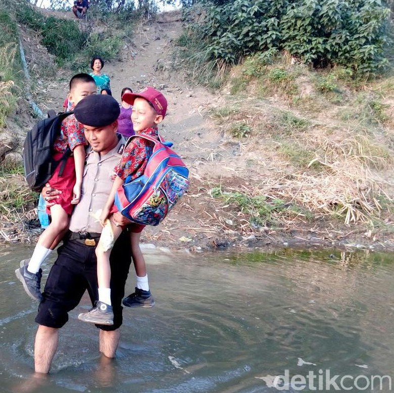 Aksi Polisi Cirebon Terobos Sungai Sambil Gendong Siswa SD