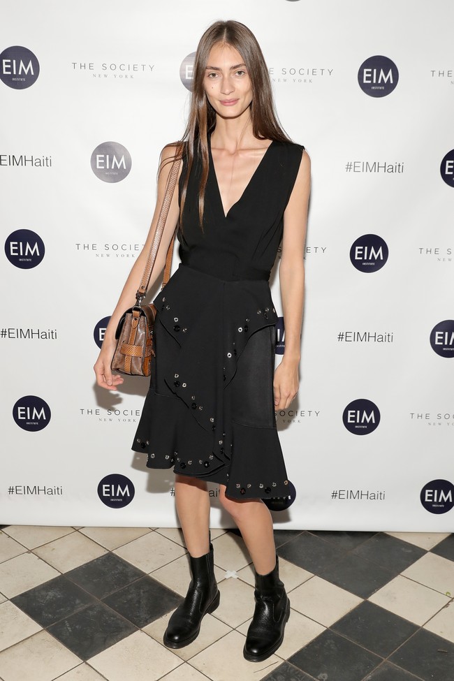 Model asal Prancis, Marine Deleeuw jadi perbicangan setelah Victoria Beckham menampilkan dirinya saat sedang fitting busana fashion show akhir 2016 lalu. Netizen banyak mengkritik Victoria karena memilih Daline, bahkan ada yang mengatakan Daline mengalami kelainan makan yang membuatnya terlihat kurus dan tak sehat. Foto: Ist.