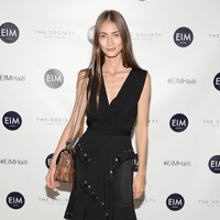 Model asal Prancis, Marine Deleeuw jadi perbicangan setelah Victoria Beckham menampilkan dirinya saat sedang fitting busana fashion show akhir 2016 lalu. Netizen banyak mengkritik Victoria karena memilih Daline, bahkan ada yang mengatakan Daline mengalami kelainan makan yang membuatnya terlihat kurus dan tak sehat. Foto: Ist.