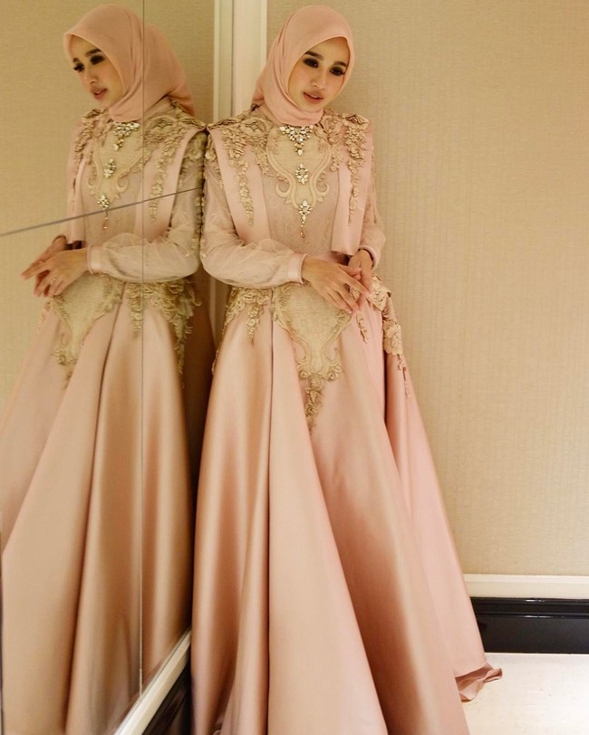 Laudya Cynthia Bella juga pernah mengenakan gaun megah karya desainer Ayu Dyah Andari. Konsep victorian yang dicelupkan Ayu Dyah Andari dalam koleksi gaunnya akan membuat pengantin terlihat bak princess dan glamour. Bisa diprediksi kalau pemain Talak 3 itu akan memakai gaun karya Ayu Dyah Andari karena beberapakali ia pernah memberikan kode di Insta Story-nya. Foto: Dok. Instagram @laudyacynthiabella