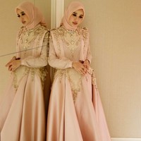 Laudya Cynthia Bella juga pernah mengenakan gaun megah karya desainer Ayu Dyah Andari. Konsep victorian yang dicelupkan Ayu Dyah Andari dalam koleksi gaunnya akan membuat pengantin terlihat bak princess dan glamour. Bisa diprediksi kalau pemain Talak 3 itu akan memakai gaun karya Ayu Dyah Andari karena beberapakali ia pernah memberikan kode di Insta Story-nya. Foto: Dok. Instagram @laudyacynthiabella