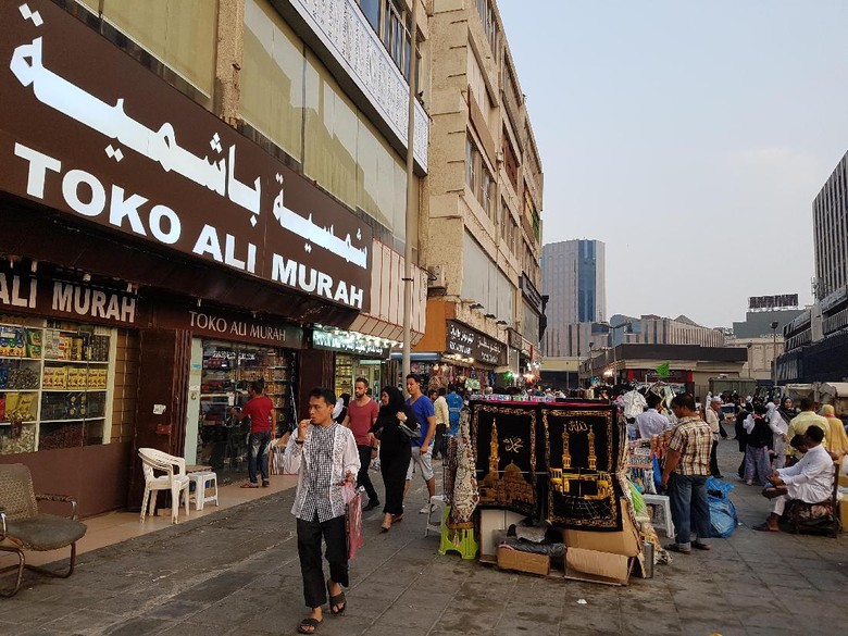 Gaya Pedagang Saudi: Murah, Murah! Seket Ewu, Selawe Gaya Pedagang Saudi: Murah, Murah! Seket Ewu, Selawe