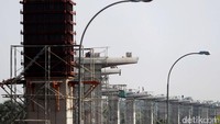 Pembangunan LRT Jabodebek dibagi ke dalam dua tahap, tahap pertama meliputi rute Cibubur-Cawang, Bekasi Timur-Cawang, Cawang-Dukuh Atas dengan 18 stasiun dan panjang 42,1 km.
