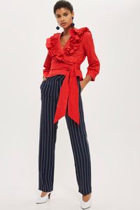 5 Atasan Merah Menggoda untuk Kencan Hingga Wawancara Kerja