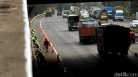 Ada belasan pekerja yang dikerahkan.