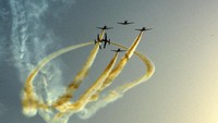 Tim Jupiter Aerobatik TNI Angkatan Udara memamerkan atraksi pesawat udara di atas langit Pantai Losari, Makassar.