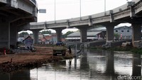 Sementara itu, untuk proyek Tol Becakayu seksi 1B dan 1C progres pembebasan lahannya baru sekitar 94%. Salah satu spot yang paling sulit yakni berada di depan Universitas Borobudur, Kalimalang.