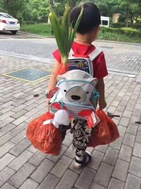 Anak kecil yang dibawakan segudang makanan oleh ibunya.