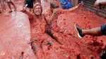 Foto: Saat Ribuan Orang Perang Tomat