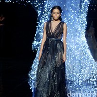 Koleksi terbaru dari desainer Hian Tjen yang mengusung tema Magellani yang bertempat di Ballroom Raffles Hotel, Jakarta, Rabu (6/9/2017) [Foto: Mohammad Abduh/Wolipop].