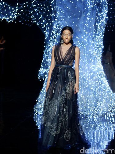 Inspirasi Galaksi Milky Way di Koleksi Gaun Teranyar Hian Tjen