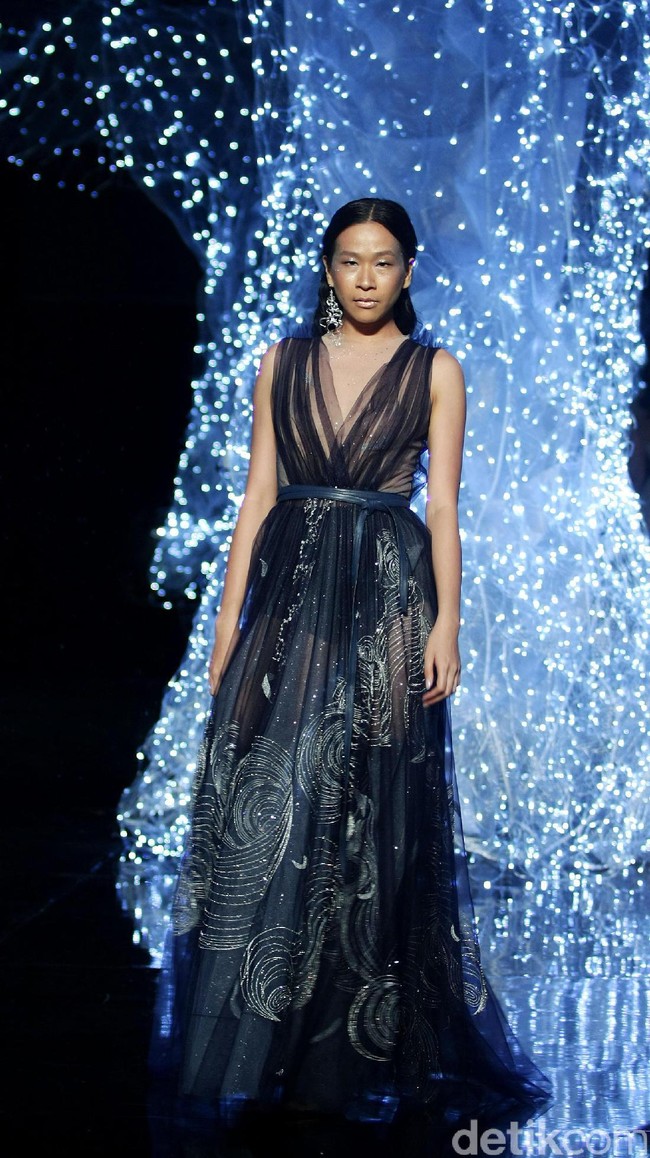 Koleksi terbaru dari desainer Hian Tjen yang mengusung tema Magellani yang bertempat di Ballroom Raffles Hotel, Jakarta, Rabu (6/9/2017) [Foto: Mohammad Abduh/Wolipop].