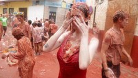 Karena saling lempar tomat, tak jarang pecahan tomat masuk sampai ke mata. Traveler mesti hati-hati ya (Heino Kalis/Reuters)