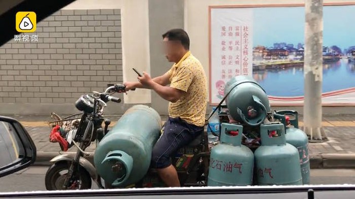 Nekat, Main HP Sambil Kendarai Motor dan Bawa 7 Tabung Gas