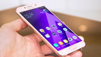 Posisi 10 ada Samsung Galaxy A5 2017, ponsel ini mengunggulkan teknologi tahan air serta fitur always on display. (Foto: Internet)