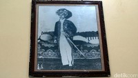 Dalam foto asli ini, terlihat bahwa Sultan Ternate begitu gagah mengenakan mahkotanya. Asal usul mahkota ini belum diketahui secara pasti, diperkirakan usianya sudah mencapai ratusan tahun (Wahyu/detikTravel)