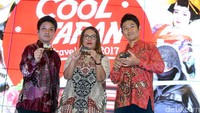 Petugas menunjukkan kartu BNI-JCB. Saat ini jumlah kartu BNI-JCB telah mencapai lebih dari 111.000 kartu. Kartu BNI-JCB menjadi daya tarik karena memberikan beragam keunggulan yang disukai oleh wisatawan, terutama wisatawan yang ingin berkunjung ke Jepang pada musim semi dan liburan sekolah.