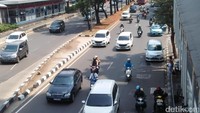 Sebelumnya, direncanakan pembatasan sepeda motor akan diberlakukan di ruas Jl Jenderal Sudirman hingga Jl MH Thamrin mulai 12 September mendatang. Pengendara sepeda motor dilarang melewati ruas tersebut pada pukul 06.00-22.00 WIB.  