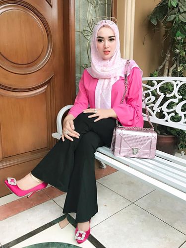 Foto Hijab Ala Tiara Dewi Mantan Istri Lucky Hakim yang 