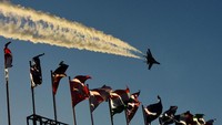 Pesawat tempur Sukhoi melakukan atraksi saat memeriahkan pembukaan F8 di Anjungan Pantai Losari Makassar, Sulawesi Selatan.