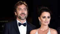 Penelope Cruz tampil bersama Javier Bardem yang memerankan sosok Pablo Escobar. Foto: Pascal Le Segretain/Getty Images
